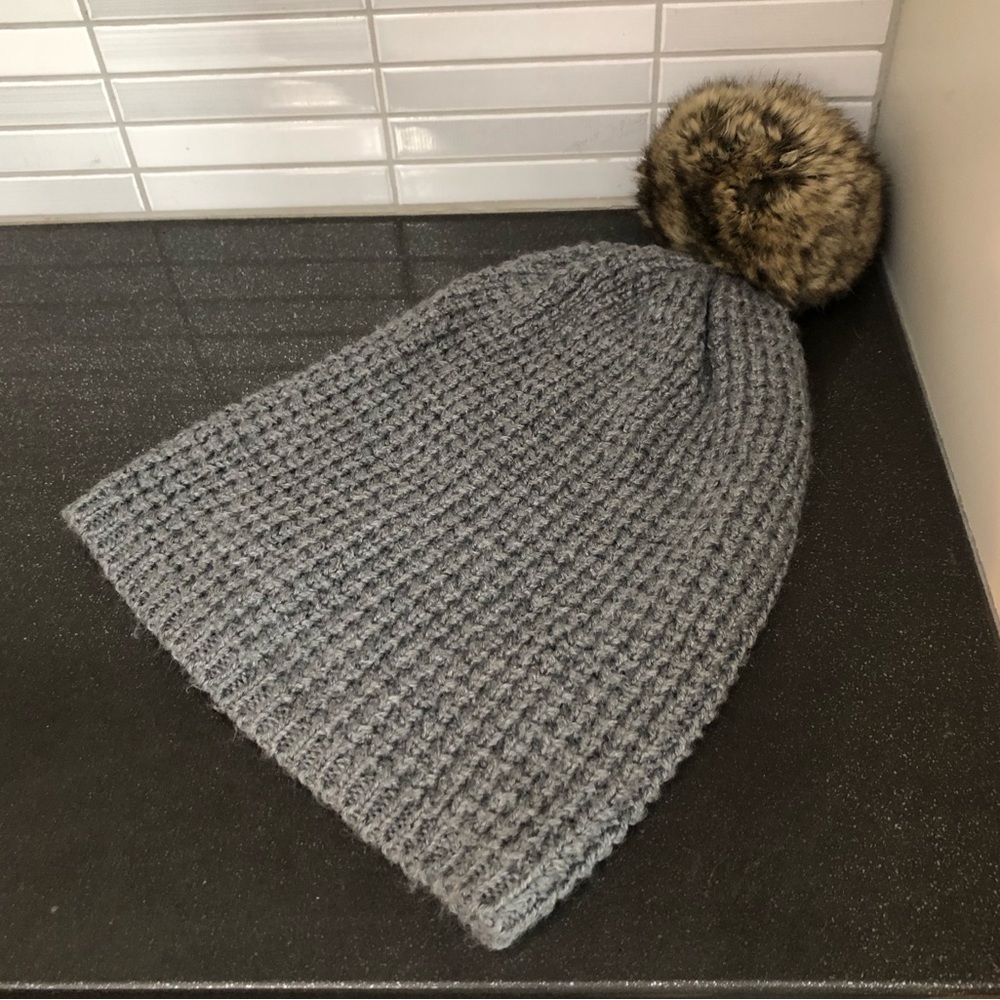 Indigo women’s grey pompom toque
